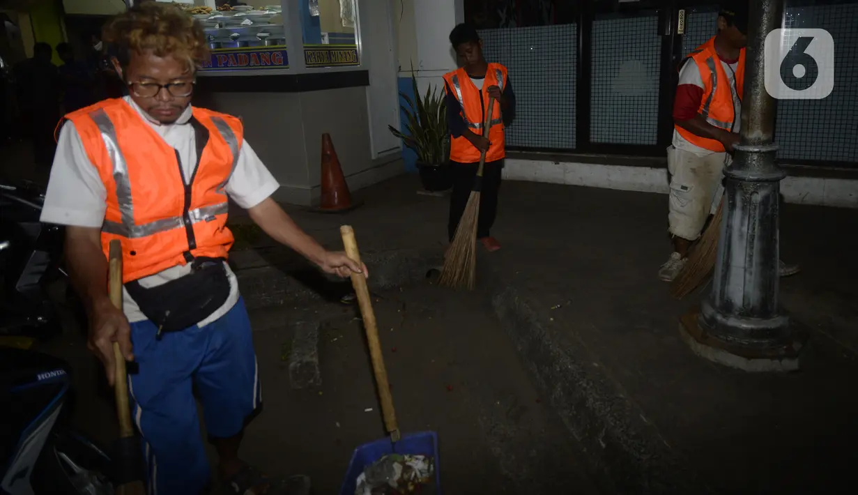 Pelanggar Operasi Yustisi mencegah penularan Covid-19 dihukum di Taman Perdamaian, Tangerang Selatan, Banten, Rabu (23/9/2020). Sebagai efek jera, warga yang tidak mengenakan masker diberi sanksi sosial berupa membersihkan toilet, menyapu, push up, dan denda Rp 50 ribu. (merdeka.com/Dwi Narwoko)