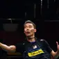 Pebulutangkis tunggal putra Malaysia, Lee Chong Wei berusaha mengembalikan bola ke Marc Zwiebler di Total BWF World Championships 2015 di Istora Senayan Jakarta, Rabu (12/8/2015). Lee Chong Wei unggul 21-14, 17-21, 21-8. (Liputan6.com/Helmi Fithriansyah)