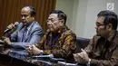 Komisioner Komnas HAM Hafidz Abbas memberi keterangan saat jumpa pers di KPK, Jakarta, Senin (4/6). Kedatangan tim Komisioner Komnas HAM untuk membahas kasus teror Novel Baswedan. (Liputan6.com/Faizal Fanani)