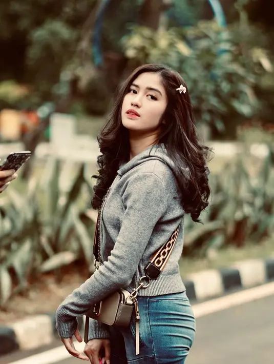 Ochi Rosdiana dikenal sebagai salah satu artis yang kerap tampil feminin dengan dress. Namun gaya kasual juga selalu menjadi pilihannya. Kali ini ia tampil menggunakan jaket abu-abu yang dipadukan dengan celana jeans. Ochi juga membiarkan rambut panjangnya tergerai. (Liputan6.com/IG/@ochi24)