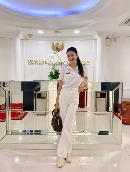 Seperti saat hari pertama bertugas, padu padan kaus Menpora dengan celana cutbray bikin Mikha terlihat makin stylish.