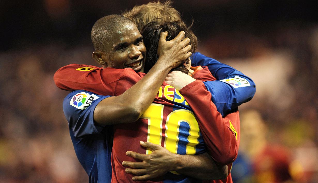 Samuel Eto'o didatangkan ke Camp Nou pada 2004 silam. Sempat kesulitan beradaptasi, Eto'o baru bisa menemukan permaiannya di musim kedua, musim yang sama saat Messi dipromosikan ke tim utama. Tercatat, ada 15 gol yang ternyata merupakan kreasi umpan dari Lionel Messi. (AFP/Cristina Quicler)