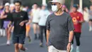 Sejumlah warga tetap berlari saat mengikuti aktivitas olahraga di kawasan Car Free Day (CFD) Jakarta di tengah kondisi udara yang terdampak sebaran abu vulkanik, Minggu (6/9/2026). (KLY/Budy Santoso)