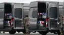 Mobil berisi peti jenazah tentara Amerika di Pangkalan Udara Dove Air, Delaware, Minggu (29/8/2021). Presiden Amerika Joe Biden dan Ibu Negara Jill Biden menghadiri penghormatan untuk 13 tentara AS yang tewas dalam ledakan bom bunuh diri di dekat bandara di Kabul, Afghanistan. (AP/Carolyn Kaster)