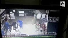 Kejadian horor terekam CCTV dimana pintu minimarket tiba-tiba terbanting ke arah luar dan pecah.