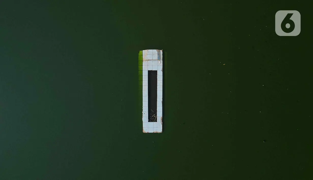 Surutnya banjir sampai memunculkan kembali makam-makam tua di Kampung Apung merupakan peristiwa yang jarang sekali terjadi. (Liputan6.com/Herman Zakharia)