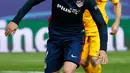 Penyerang Atletico Madrid, Antoine Griezmann melakukan selebrasi usai mencetak gol keduanya kegawang Barcelona di leg kedua Liga Champions di Vicente Calderon, Madrid, (14/4). Atletico menang atas Barcelona dengan skor 2-0. (Reuters/Sergio Perez)