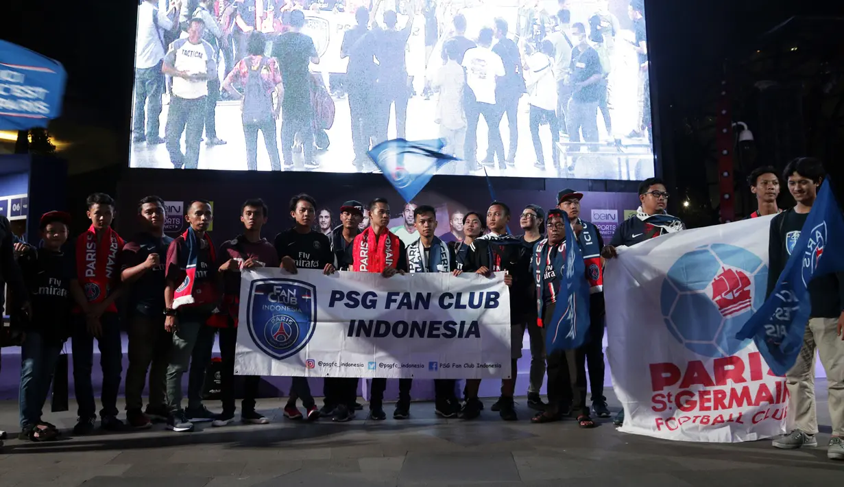 Sejumlah suporter PSG Indonesia foto bersama saat acara nonton bareng di Lippo Mall Kemang, Jakarta, Sabtu (9/2). Pada nobar itu PSG menang 1-0 atas Bordeaux. (Bola.com/Yoppy Renato)