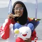 Atlet modern pentathlon, Dea Salsabila menunjukan medali usai meraih emas pada nomor beach triathle individual SEA Games 2019 di Subic, Jumat (6/12). Dirinya membukukan catatan waktu 00:19:52.73.  (Bola.com/M Iqbal Ichsan)