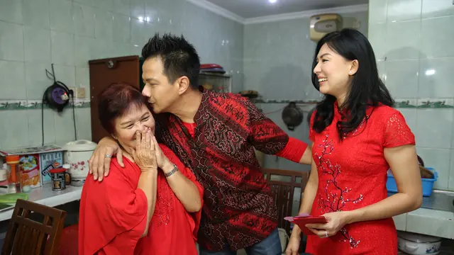 [Fimela] Imlek ala Delon dan Istri