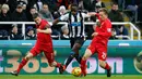 Gelandang Newcastle, Moussa Sissoko (tengah) berusaha melawati gelandang Liverpool, James Milner dan Lucas Leiva pada lanjutan Liga Inggris di Stadion St James' Park, Inggris (6/12). Newcastle menang atas Liverpool dengan skor 2-0. (Reuters/Andrew Yates)
