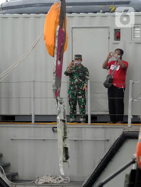 Tim SAR gabungan mengangkat serpihan pesawat Sriwijaya Air SJ 182 menggunakan crane dari KRI Nigel di perairan Kepulauan Seribu, Jakarta, Minggu (10/1/20221). Sriwijaya Air SJ 182 hilang kontak empat menit usai lepas landas dari Bandara Soetta. (merdeka.com/Arie Basuki)