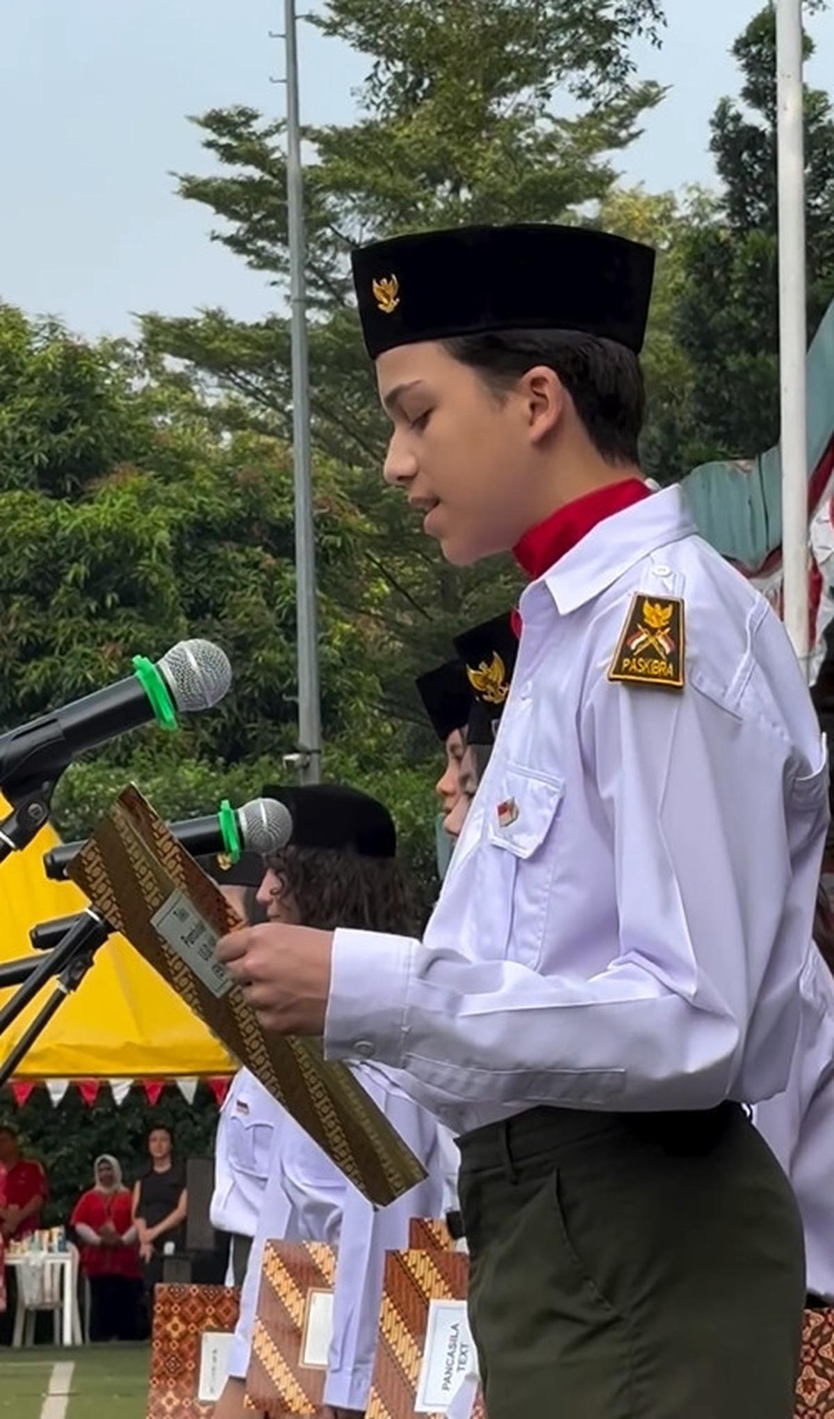 Pembacaan teks dalam bahasa Inggris ini bertujuan agar siswa internasional yang belajar di tempat Lennon dapat memahami apa yang sedang dibacakan oleh petugas upacara.&nbsp;