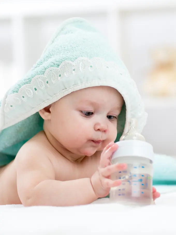 3 Alasan Utama Mengapa Bayi di Bawah 6 Bulan Dilarang Mengonsumsi Air Putih