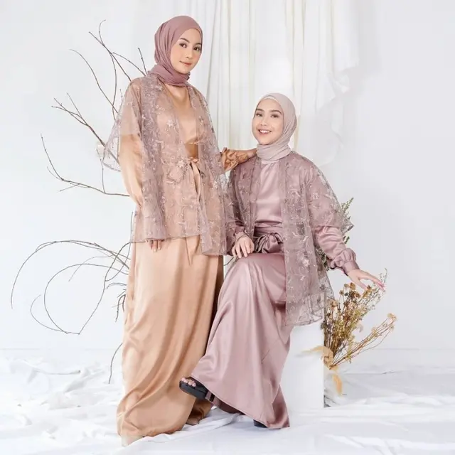 Dress Satin dengan Outer Tile untuk Tampilan yang Anggun