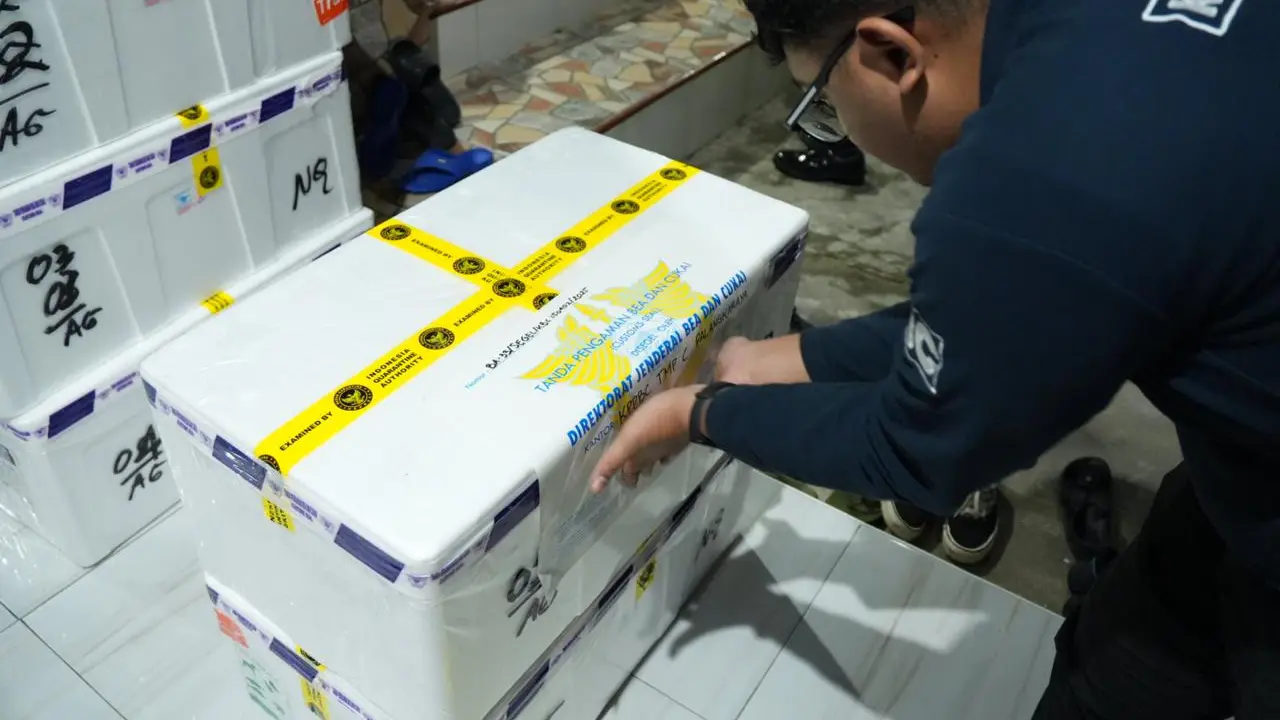 Bea Cukai Palangkaraya mendampingi UMKM Ali Giyono Bakut dalam melakukan ekspor perdana produk ikan bakut ke Malaysia. (Istimewa)