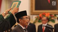 Khatib Aam PBNU Yahya Cholil Staquf saat disumpah menjadi anggota Wantimpres RI di Istana Negara, Jakarta, Kamis (31/5). Yahya Cholil diangkat menjadi anggota Wantimpres untuk menggantikan almarhum KH Hasyim Muzadi yang wafat. (liputan6.com/Angga Yuniar)