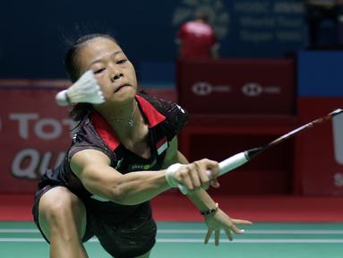 Fitriani berusaha menjangkau kok saat melawan pebulutangkis Thailand, Ratchanok Intanon  pada ajang Indonesia Open 2018 di Istyora Senayan, Jakarta, (3/6/2018). Intanon menang 21-8, 21-16. (Bola.com/Nick Hanoatubun)