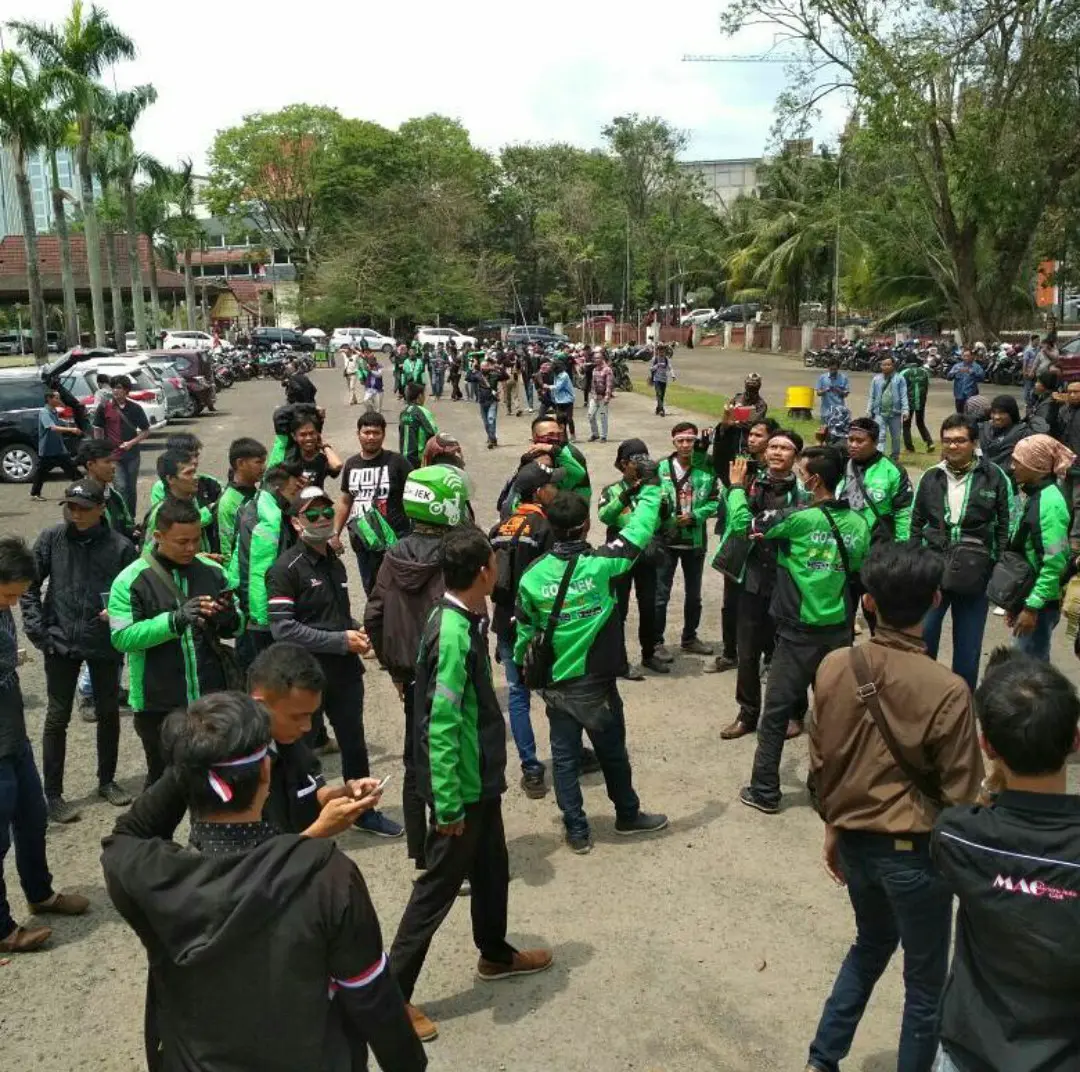 Foto ratusan pengemudi ojek online berkumpul di depan gedung DPRD Sumsel yang diposting di instagram @gojekplg (Liputan6.com / ist - Nefri Inge)