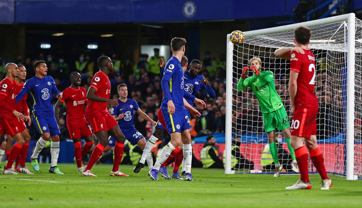 Kiper 23 tahun itu tampil tenang dan mencatatkan setidaknya empat penyelamatan untuk membantu Liverpool mengamankan satu poin. (AFP/Adrian Dennis)