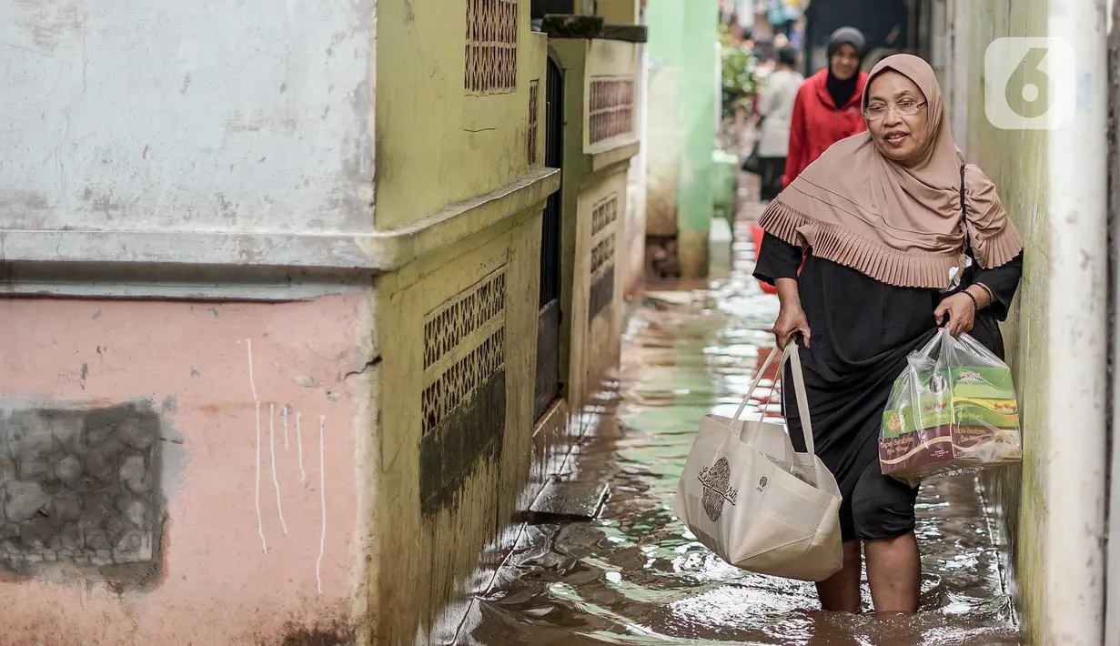 Sejumlah Rukun Tetangga (RT) di Provinsi DKI Jakarta kembali diterjang banjir pada Selasa (8/7/2025). (Liputan6.com/Herman Zakharia)