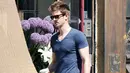 Sambil santai minum kopi dan belanja, Andrew Garfield pun menemani anjingnya yang bernama Ren jalan-jalan. (Javier Mateo/Startraksphoto.com/USMagazine)