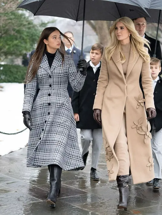 <p>Tak ketinggalan, Ivanka dan sang anak juga membuat coat lain dengan motif tartan. [Foto: Instagram/ suzannahlondon]</p>