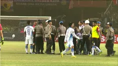 Video pelatih Persib, Dejan Antonic, melakukan protes ke wasit pada final Torabika Bhayangkara Cup.