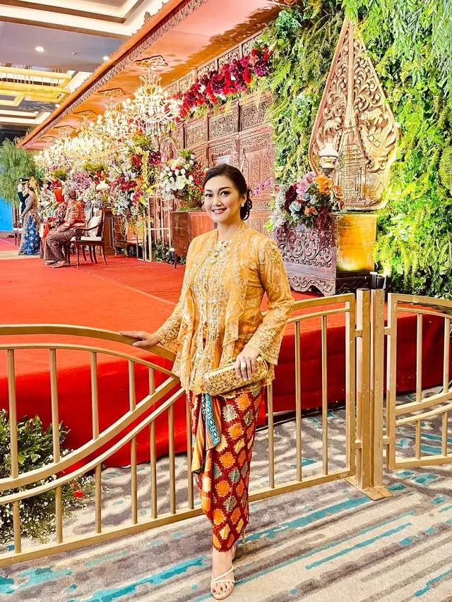 Potret Bella Saphira saat Pakai Kebaya, Penampilan saat Mantu Curi Perhatian