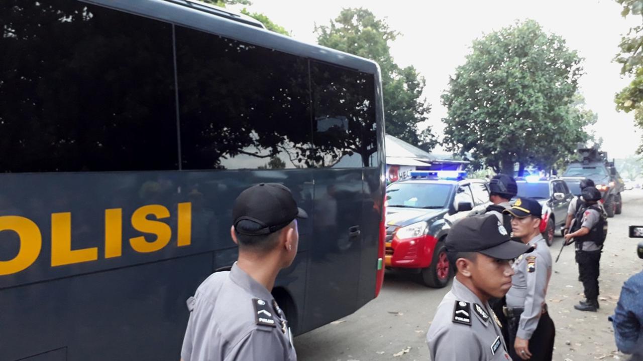 Sebanyak 150-an napi teroris dan tahanan perkara terorisme tiba di Nusakambangan, Cilacap, Kamis (10/5/2018). (Foto: Liputan6.com/Muhamad Ridlo)