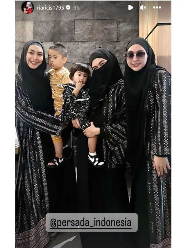 6 Momen Ria Ricis dan Teuku Ryan Berangkat Umrah Bareng, Belum Tampak Berinteraksi