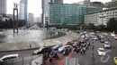 Sejumlah pengendara sepeda motor dilarang melintas Bundaran Hotel Indonesia (HI) Jalan Mh Thamrin hingga Jalan Merdeka Barat, Jakarta, Rabu (17/12/2014). (liputan6.com/Faizal Fanani)