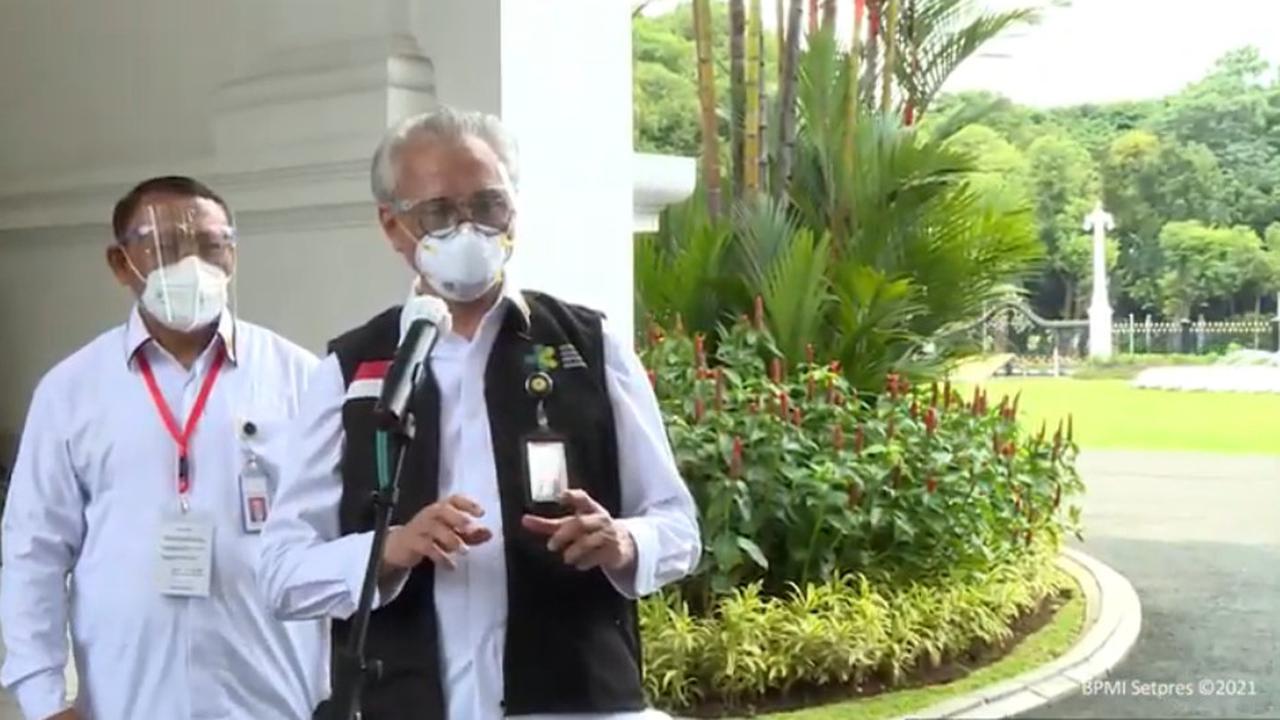 Profesor Abdul Muthalib dipercaya sebagai dokter yang menyuntikkan vaksin COVID-19 Sinovac ke lengan Presiden Joko Widodo (Jokowi). (Foto: Tangkapan Layar Youtube Sekretariat Presiden)