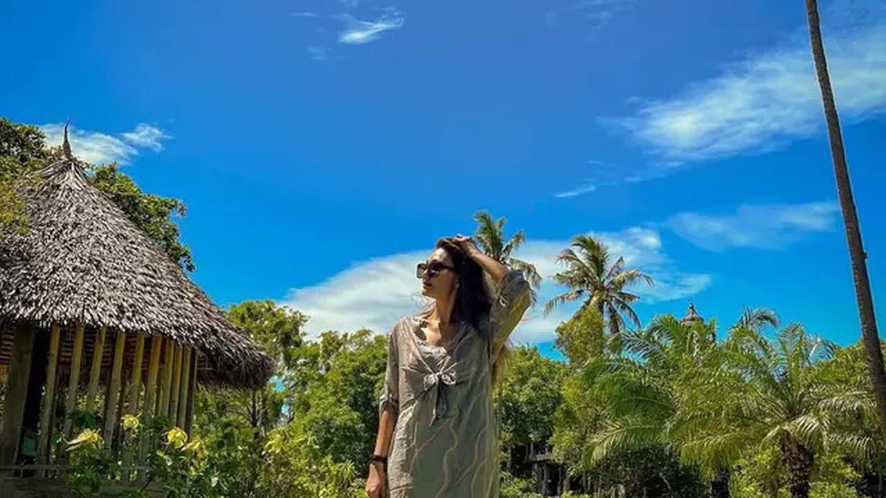 11 Inspirasi Outfit dengan Sandal ala Luna Maya, Cocok Ditiru untuk Liburan