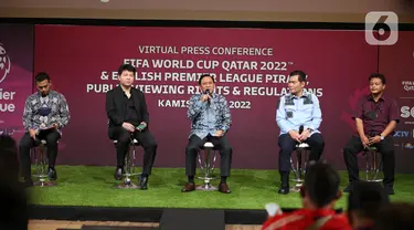 Direktur SCM, Imam Sudjarwo (tengah) menjadi narasumber dalam Press Conference FIFA World Cup 2022 Privacy, Public Viewing Rights & Regulations di Studio 8 Emtek, Jakarta, Kamis (23/6/2022). SCM Grup merasa terhormat mendapat kepercayaan dari FIFA secara eksklusif mendapat lisensi menayangkan Piala Duna 2022 di Qatar. (Liputan6.com/Faizal Fanani)