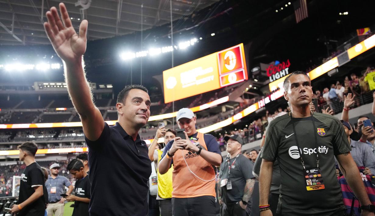 Pelatih Barcelona, Xavi Hernandez, menyapa fans setelah laga melawan AC Milan pada laga pramusim di Allegiant Stadium, Las Vegas, Rabu (2/8/2023). Barcelona menang dengan skor tipis 1-0. (AP Photo/John Locher)