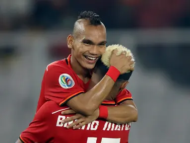 Pemain Persija Jakarta, Riko Simanjuntak dan Bruno Matos melakukan selebrasi usai membobol gawang Shan United pada laga Piala AFC 2019 di SUGBK, Jakarta, Rabu (15/5). Persija menang 6-1 atas Shan United. (Bola.com/M Iqbal Ichsan)