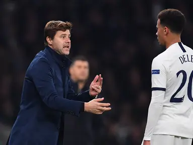 Pelatih Tottenham Hotspur, Mauricio Pochettino (Kiri) menginstruksikan gelandang Dele Alli selama pertandingan Grup B Liga Champions melawan Red Star Belgrade di Stadion Tottenham Hotspur di London utara, pada 22 Oktober 2019. PSG resmi memakai jasa pelatih Mauricio Pochettino. (AFP/Ben Stansall)