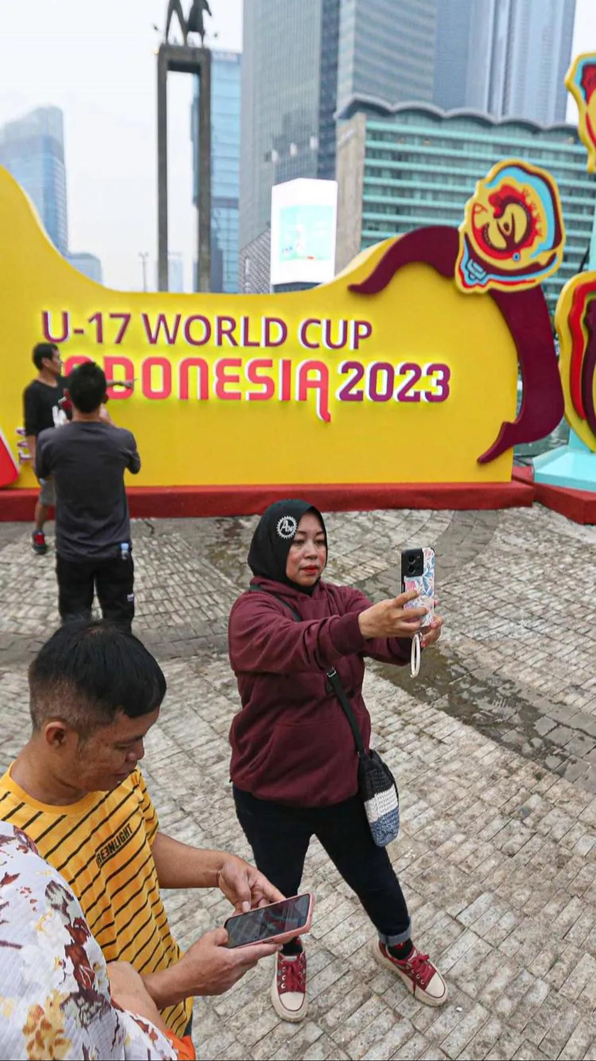 Adanya papan promosi Piala Dunia U-17 saat Car Free Day di kawasan Bundaran HI itu menjadi magnet warga untuk berfoto-foto di depannya.