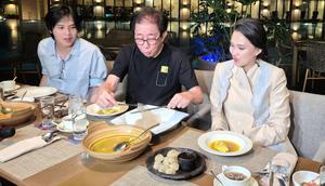 Direktur PT Industri Jamu Irwan Hidayat dan Gubernur Maluku Utara Sherly Tjoanda menikmati menu khas Indonesia Timur: Papeda Ikan Kuah Kuning dan Air Guraka di Hotel Tentrem Semarang.