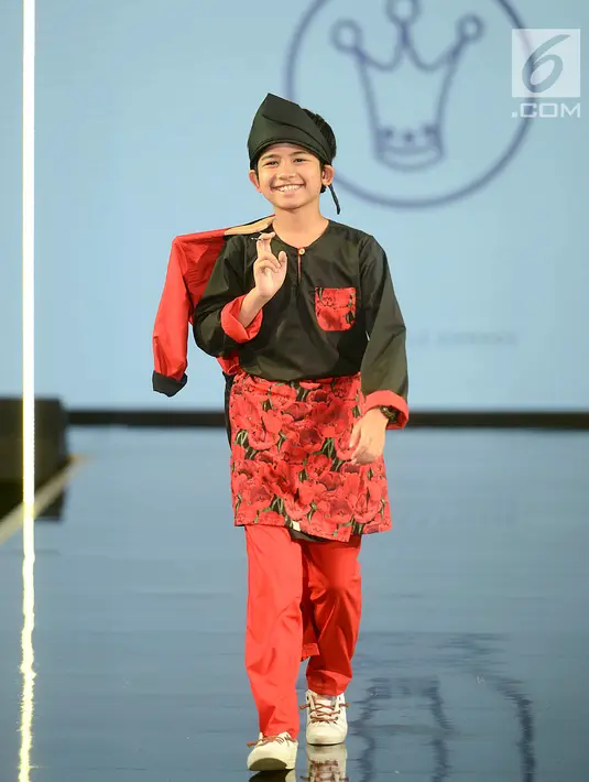 Model anak membawakan busana rancangan desainer Three Little Ahmads pada Jakarta Modest Fashion Week (JMFW) 2018 di Gandaria City, Jakarta, Sabtu (29/7). Fashion ini merupakan  wadah untuk menujukkan karya terbaik dan kreatif. (Kapanlagi/Bayu Herdianto)