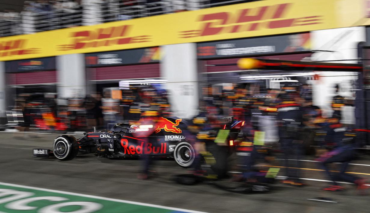 Tim Red Bull Racing dan Max Verstappen mencoba taktik undercut dengan mengganti ban pada lap ke-18 untuk memangkas jarak waktu dengan Hamilton. Namun, Tim Mercedes langsung merespon untuk melakukan pit stop di lap berikutnya dan sukses mempertahankan Hamilton di posisi pertama. (AFP/Karim Jaafar)