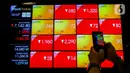 Pengunjung mendokumentasikan layar monitor yang memperlihatkan pergerakan indeks di Bursa Efek Indonesia di Jakarta, Selasa (16/4/2024). (Liputan6.com/Angga Yuniar)
