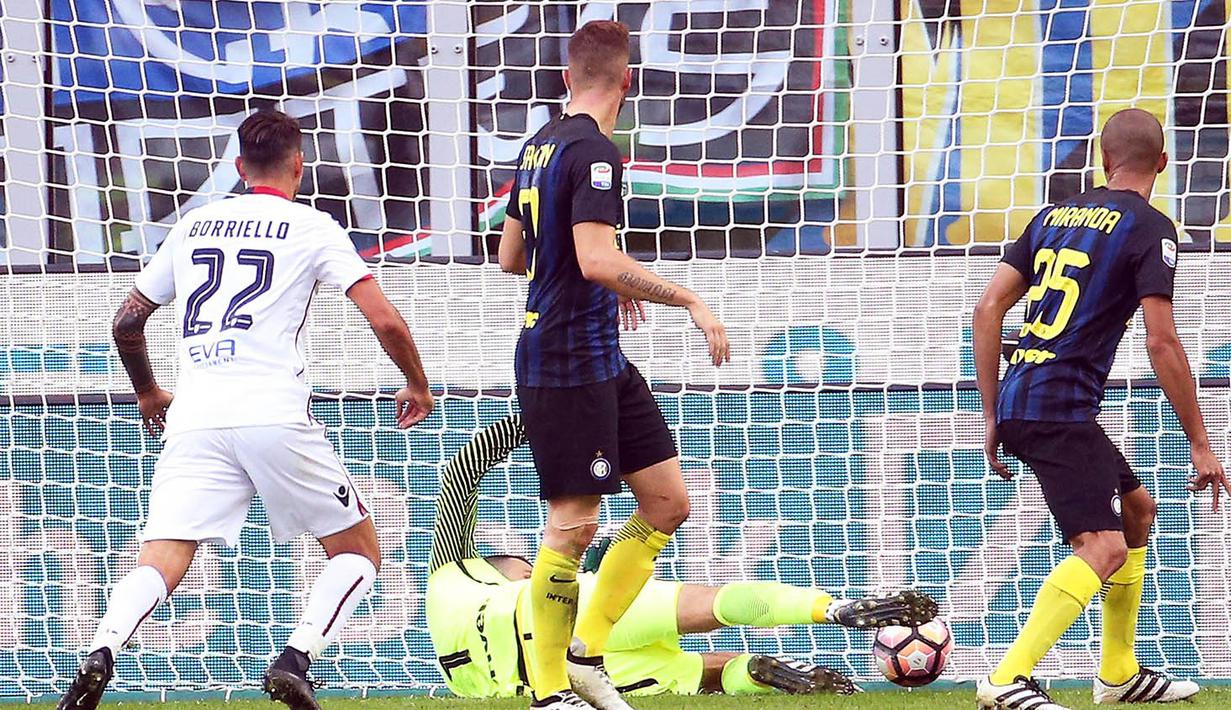 Proses terjadinya gol bunuh diri kiper Inter Milan, Samir Handanovic saat melawan Cagliari pada laga Serie A di Stadion San Siro, Milan, Minggu (16/20/2016). Inter Milan kalah 1-2 dari Cagliari. (EPA/Matteo Bazzi)