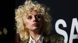 Penyanyi Lady Gaga saat berpose saat menghadiri fashion show koleksi Saint Laurent di Hollywood Palladium, California, (10/2), Rambut dari penyanyi nyentrik ini juga tampak berantakan tak seperti gaya rambut sebelumnya.  (REUTERS / Mario Anzuoni)
