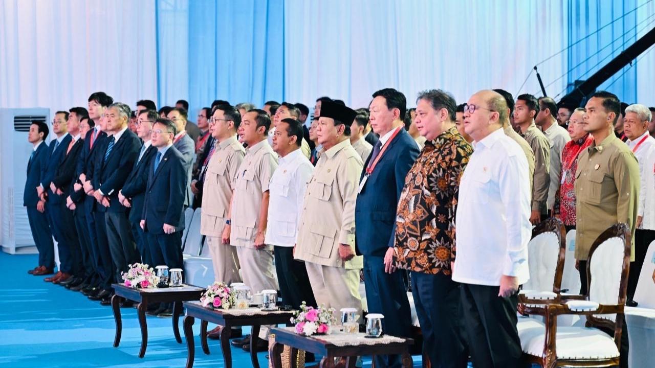 Menteri ESDM Bahlil Lahadalia saat mendampingi Presiden Prabowo Subianto meresmikan pabrik petrokimia Lotte Chemical Indonesia (LCI) di Cilegon