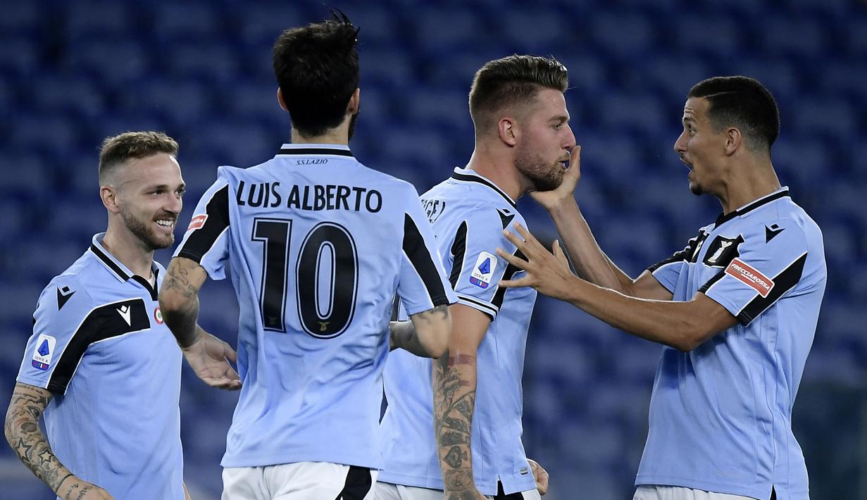 Lazio dikenal sebagai tim yang mempunyai komposisi pemain yang merata justru dari para legiun asingnya. Salah satu negara yang memasok pemain hebat untuk Lazio adalah Serbia. Berikut 5 pemain Serbia yang pernah dan masih memperkuat Lazio hingga kini.  (AFP/Filippo Monteforte)