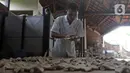 Pekerja menyelesaikan produksi keramik hias di Studio Workshop Rumah Keramik F Widayanto, Tanah Baru, Beji, Depok, Jawa Barat, Rabu (18/11/2020). Bekas tempat wisata edukasi keramik dan berbagai jenis tanah liat itu beralih fungsi menjadi tempat produksi keramik cetak. (Liputan6.com/Herman Zakharia)