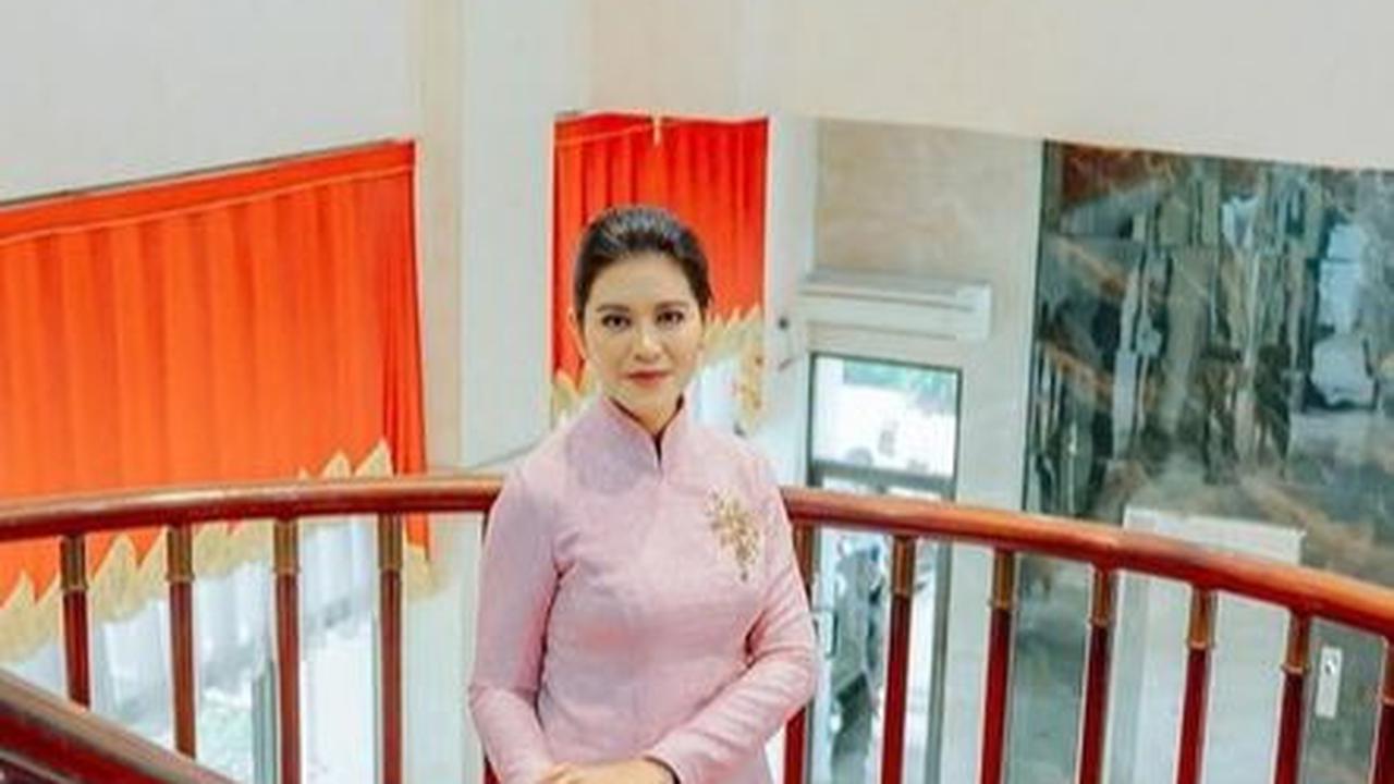 Seiring berjalannya waktu, tubuh langsing Kahiyang Ayu semakin tampak jelas. Pinggangnya kini ramping dan perutnya semakin rata.