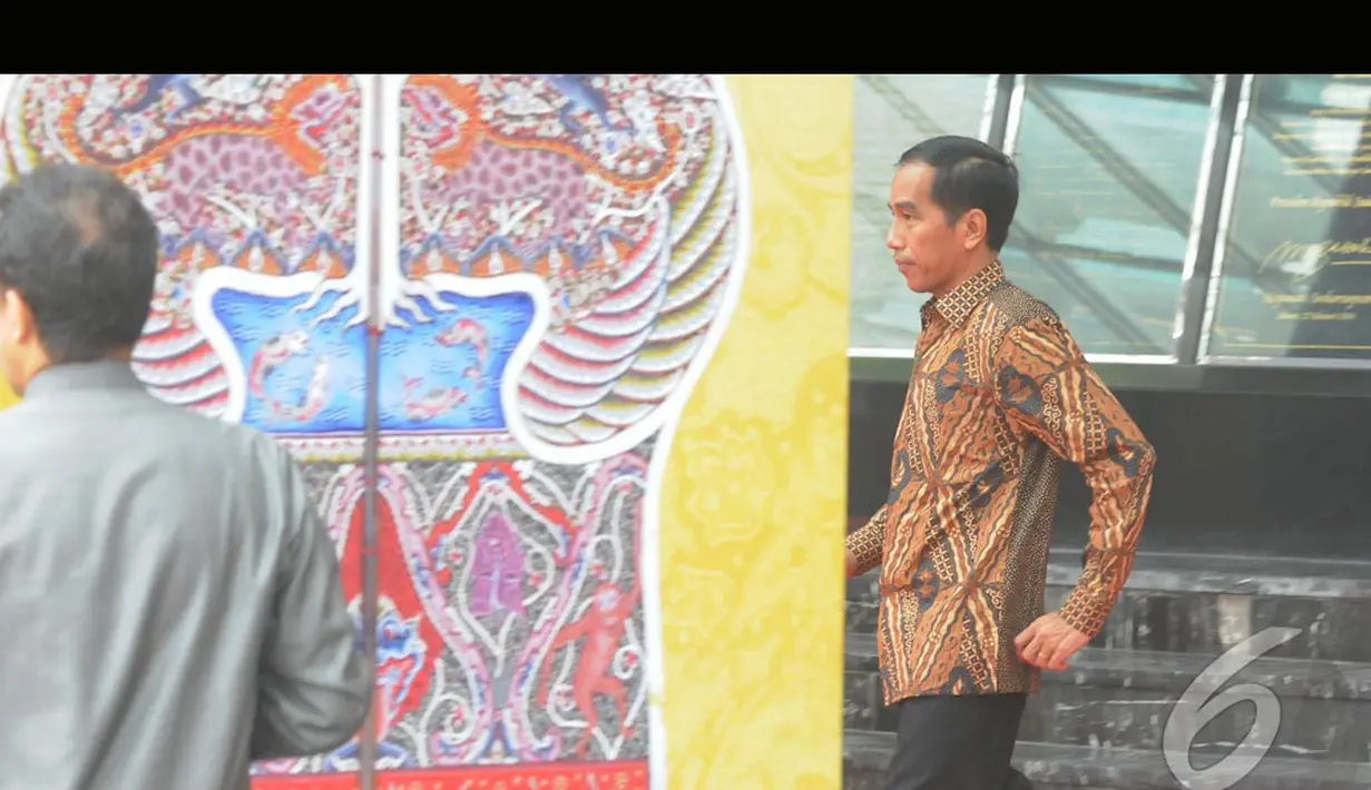 Jokowi bergegas menghampiri SBY yang telah tiba di depan pintu masuk acara peringatan Hari Veteran Nasional 2014, Balai Sarbini, Jakarta, Senin (11/8/2014) (Liputan6.com/Herman Zakharia)